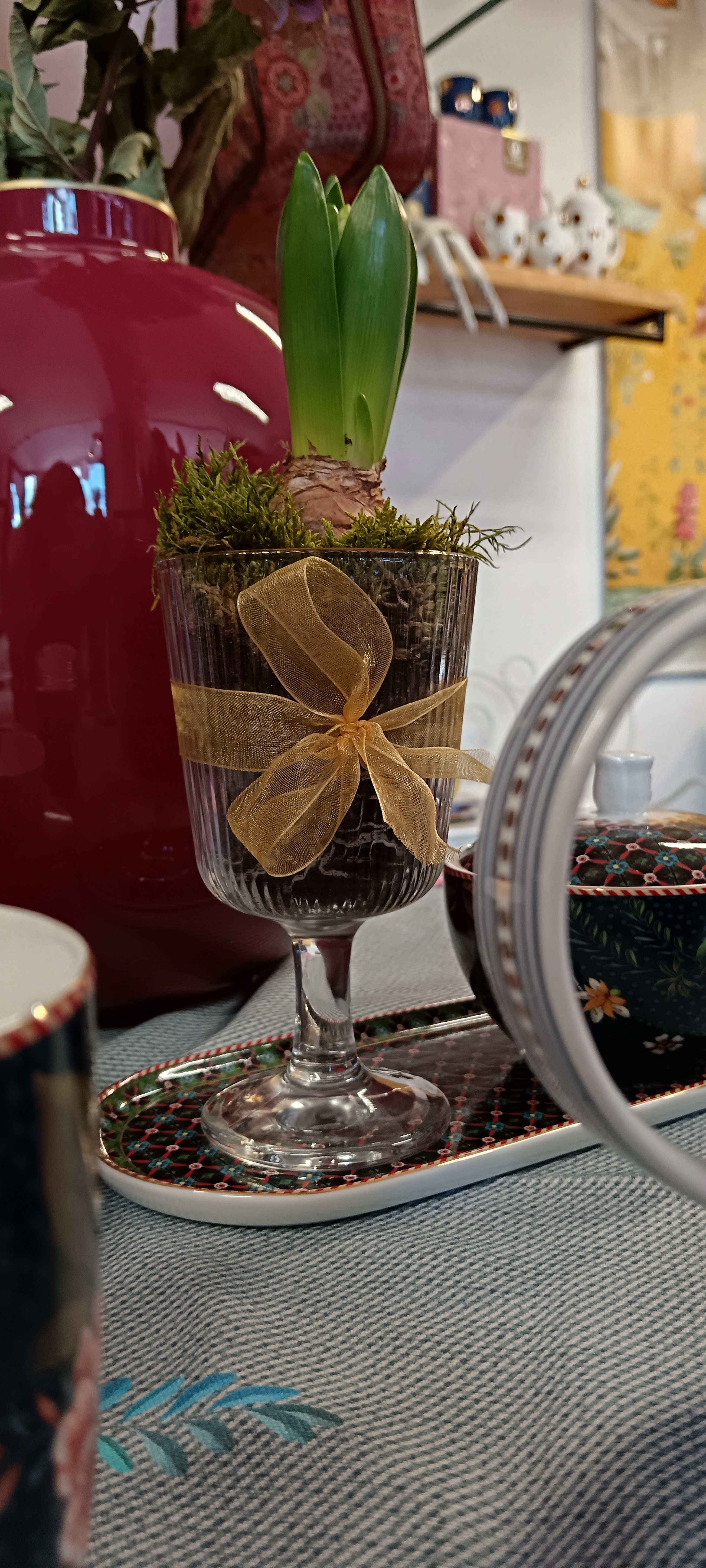 tmavě červená velká váza Pip Studio kolekce Flower Festival a Berry Blues a hrnek tmavě modrý se zeleným oválný tác a cukřenka na modrém ubrusu s velkými květy